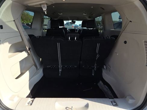 Used 2023 Chrysler Pacifica Touring-L image 15