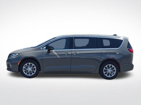 Used 2025 Chrysler Pacifica Select AWD/4WD image 6