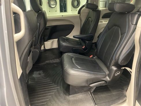 Used 2021 Chrysler Pacifica Touring-L image 32