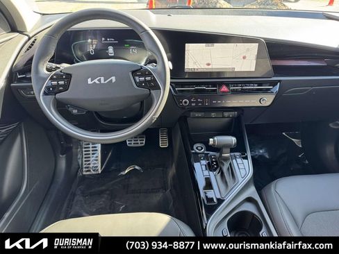 Used 2023 Kia Niro EX Touring image 3