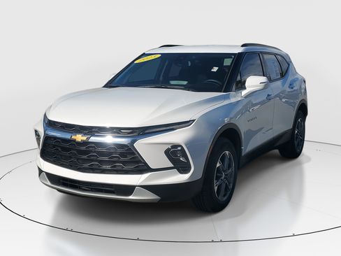 Used 2023 Chevrolet Blazer LT image 3