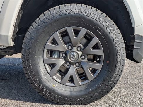 Used 2020 Toyota Tacoma SR5 image 10