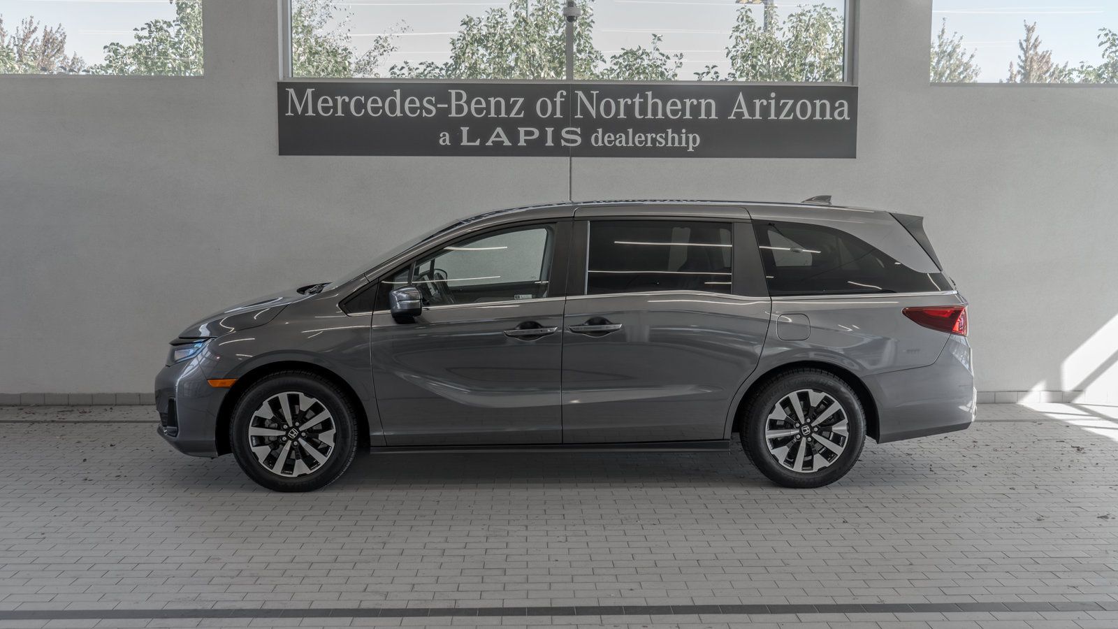 Used 2025 Honda Odyssey EX-L image 2