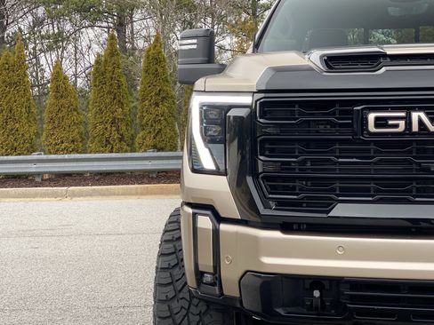 Used 2024 GMC Sierra 2500 AT4X image 18