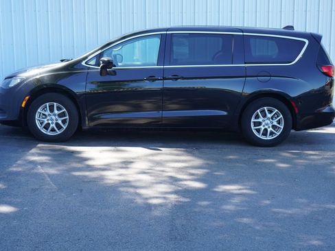 Used 2023 Chrysler Voyager LX FWD image 3