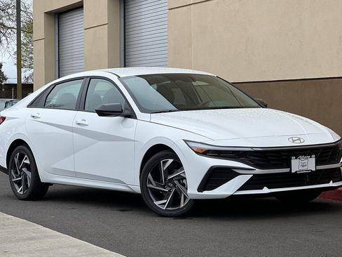 New 2025 Hyundai Elantra SEL image 2