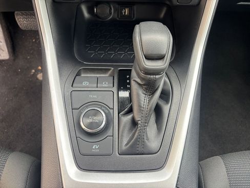 Used 2025 Toyota RAV4 LE image 41