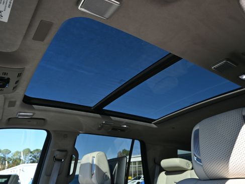 Used 2025 Cadillac Escalade Sport Platinum w/ LPO, ONYX Package image 5