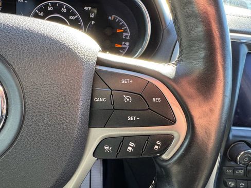 Used 2018 Jeep Grand Cherokee Limited image 31