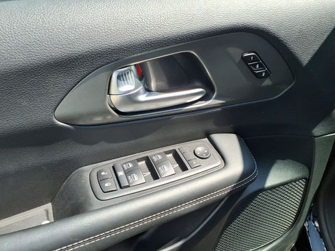 Used 2025 Chrysler Pacifica Select FWD image 9