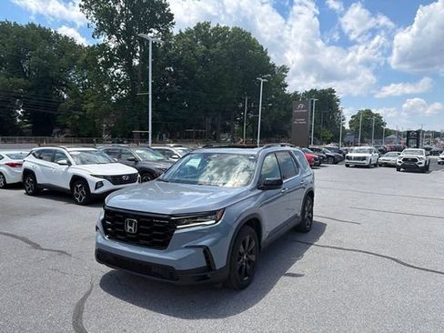 Used 2025 Honda Pilot Black Edition image 2