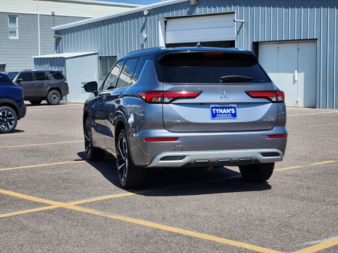 Used 2023 Mitsubishi Outlander 4WD Plug-In Hybrid image 5