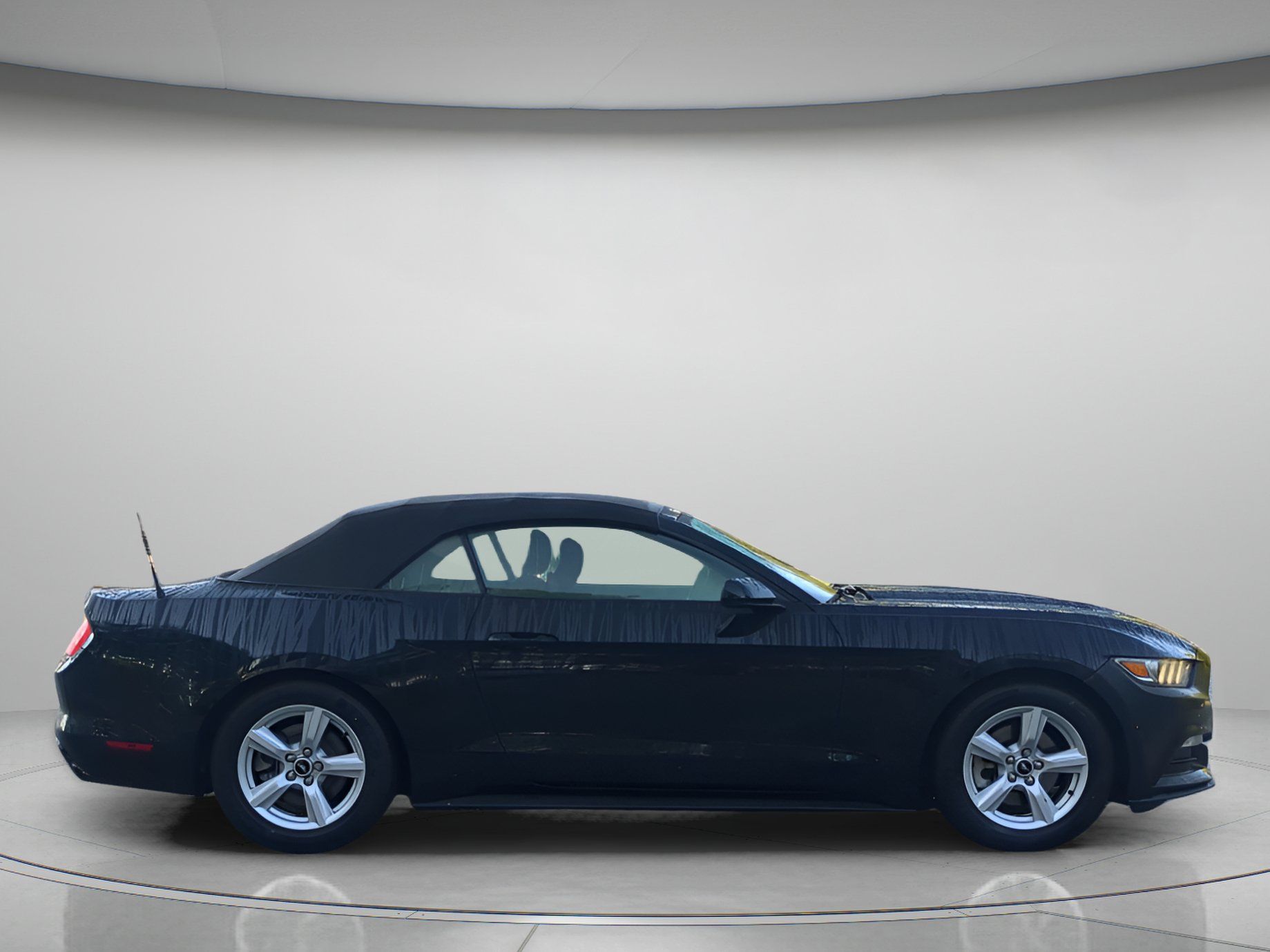 Used 2016 Ford Mustang Convertible RWD image 39