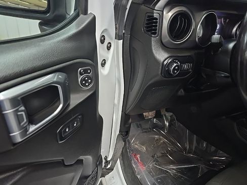 Used 2022 Jeep Gladiator Willys image 27