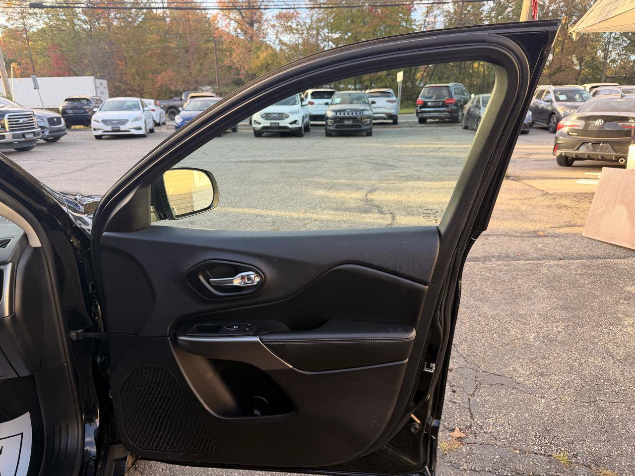 Used 2019 Jeep Cherokee Latitude Plus AWD/4WD image 25