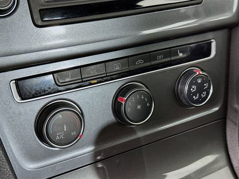 Used 2017 Volkswagen Golf Alltrack S image 16