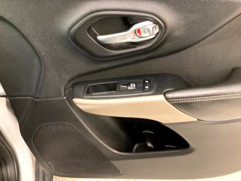 Used 2017 Jeep Cherokee Latitude w/ Cold Weather Group image 37