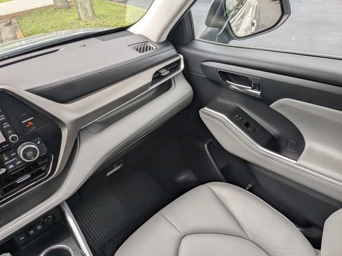 Used 2021 Toyota Highlander XLE AWD/4WD image 17