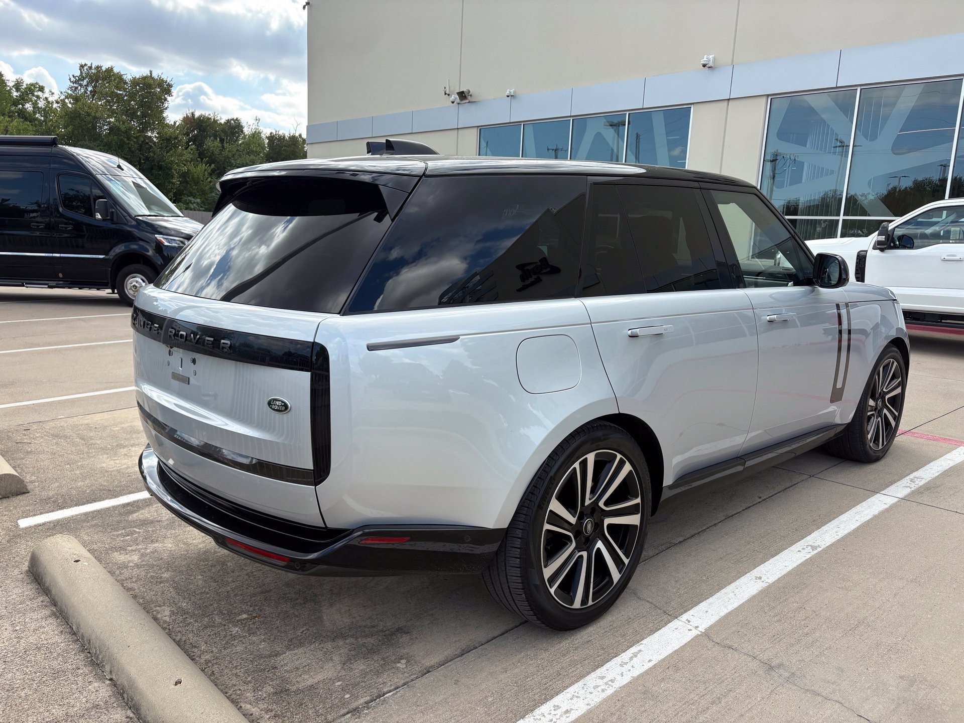 Used 2023 Land Rover Range Rover SE AWD/4WD image 4