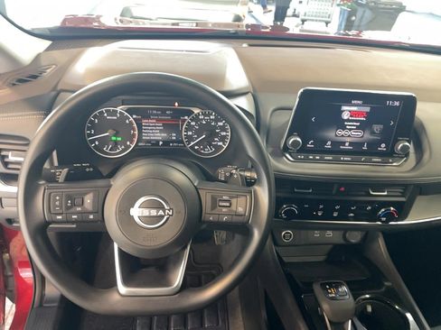 Used 2023 Nissan Rogue S image 11