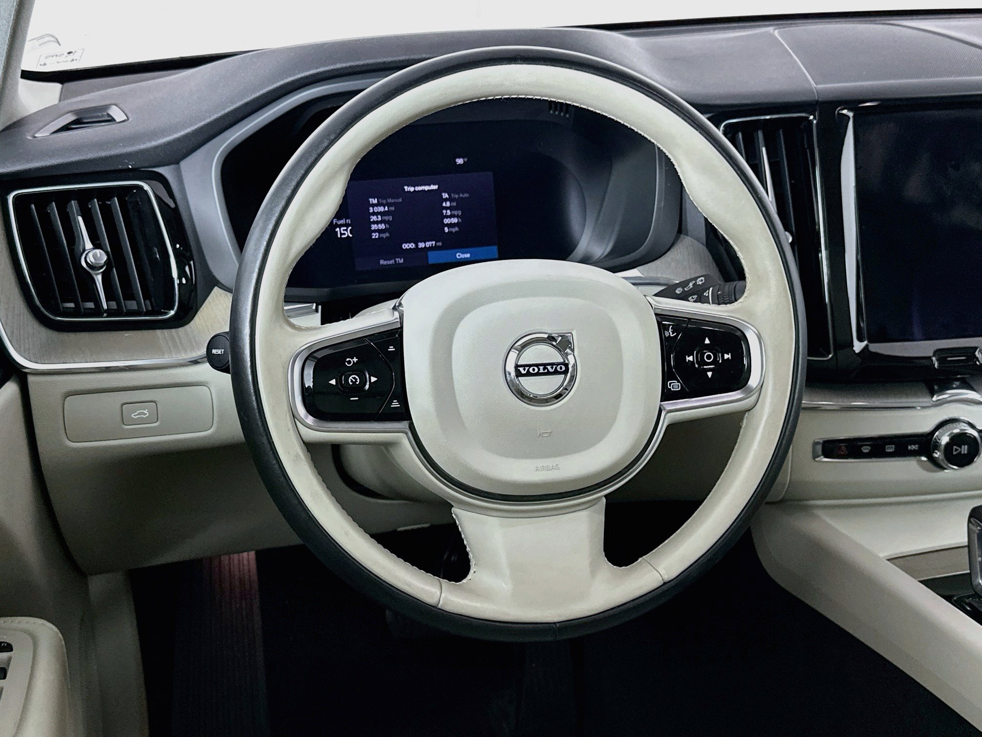 Used 2023 Volvo XC60 B5 Plus AWD/4WD image 18