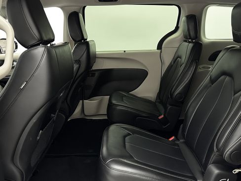 Used 2024 Chrysler Pacifica Touring-L image 28