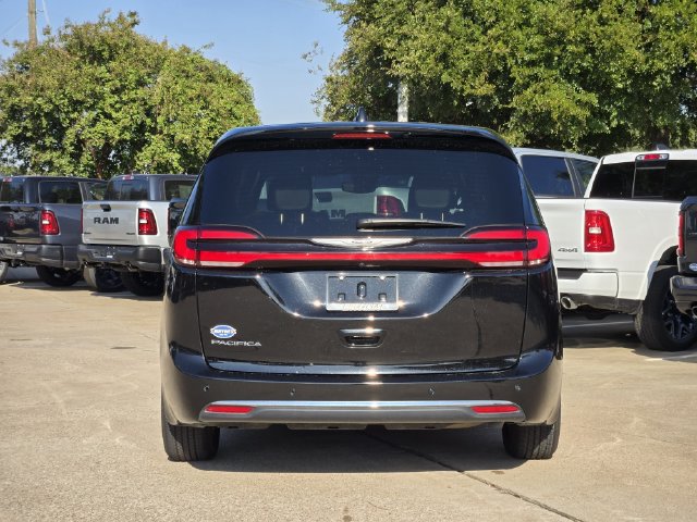 Certified 2025 Chrysler Pacifica Select FWD image 6