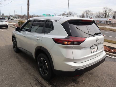 Certified 2025 Nissan Rogue SV AWD/4WD image 9