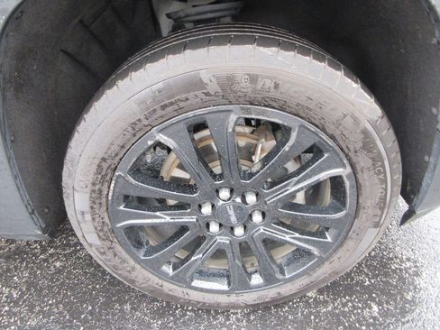 Used 2023 GMC Acadia SLE w/ Driver Convenience Package image 9