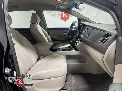 Used 2016 Kia Sedona LX w/ LX Convenience Package FWD image 23