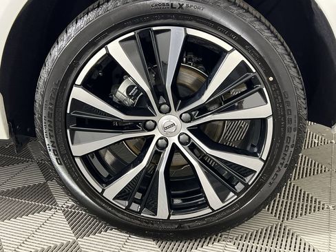 Certified 2025 Volvo XC60 B5 Plus image 18