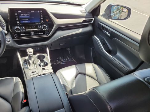 Used 2022 Toyota Highlander XLE AWD/4WD image 16
