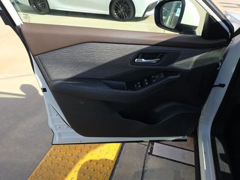 Used 2023 Nissan Rogue SV FWD image 11