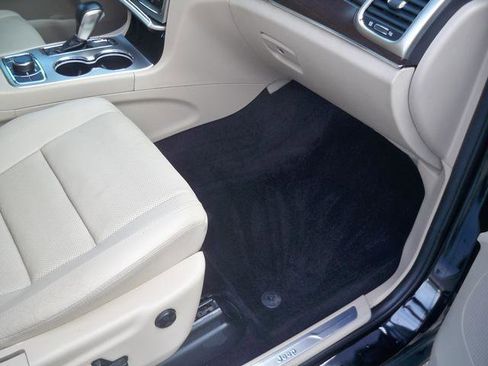 Used 2017 Jeep Grand Cherokee Limited w/ Luxury Group II image 18