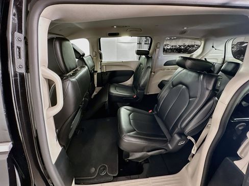 Used 2024 Chrysler Pacifica Touring-L FWD image 27