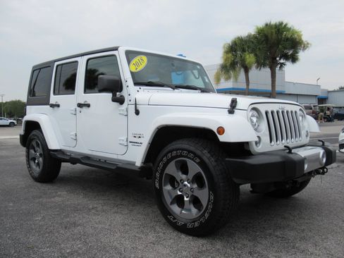 Used 2018 Jeep Wrangler Unlimited Sahara w/ Connectivity Group AWD/4WD image 3