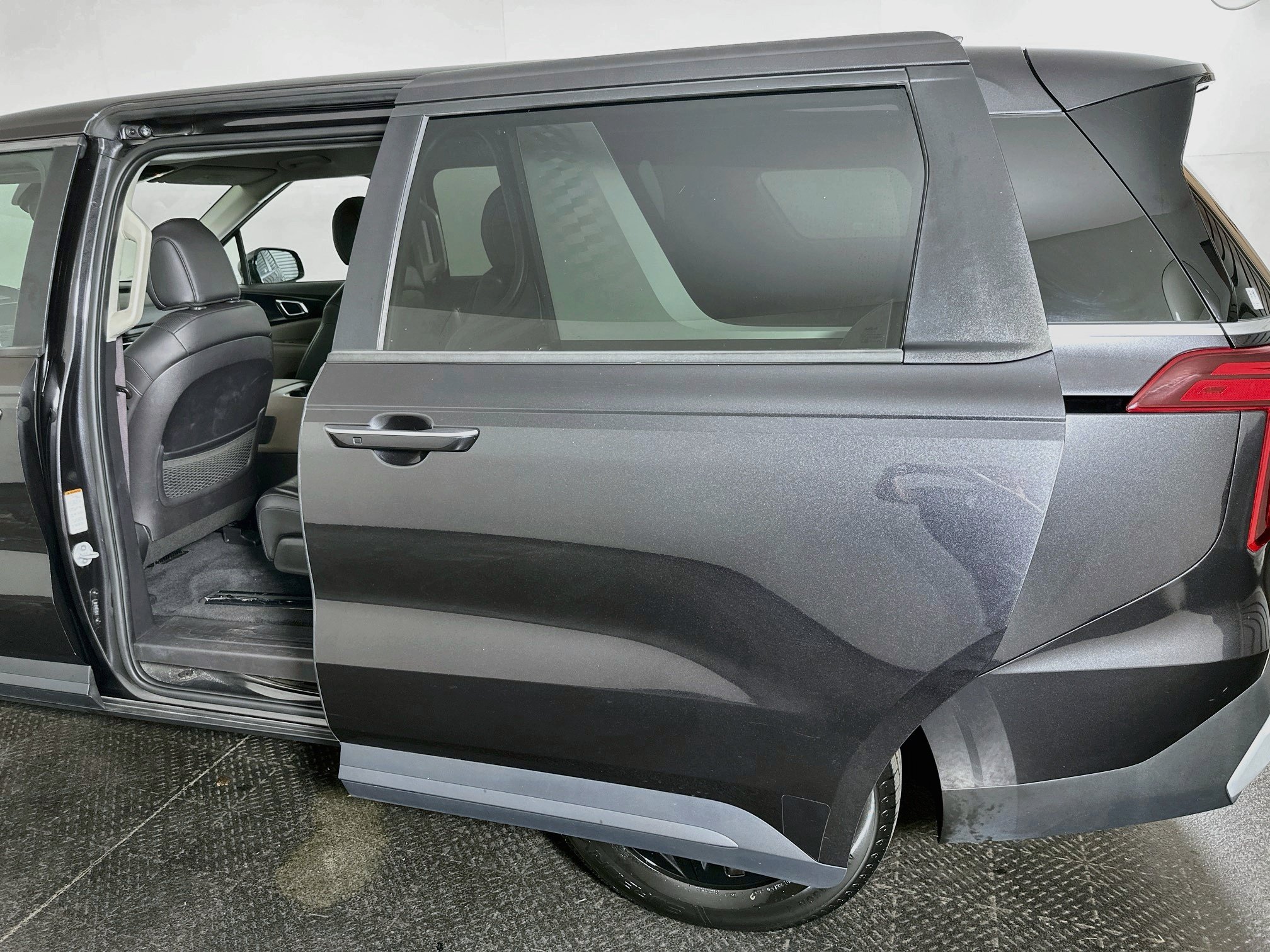 Used 2025 Kia Carnival FWD image 26