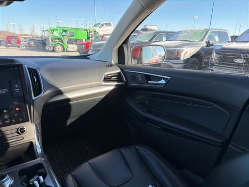 Used 2022 Ford Edge Titanium image 16
