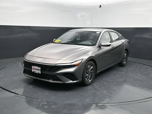 Used 2024 Hyundai Elantra SEL FWD image 3