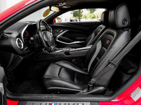 Used 2018 Chevrolet Camaro SS RWD image 4