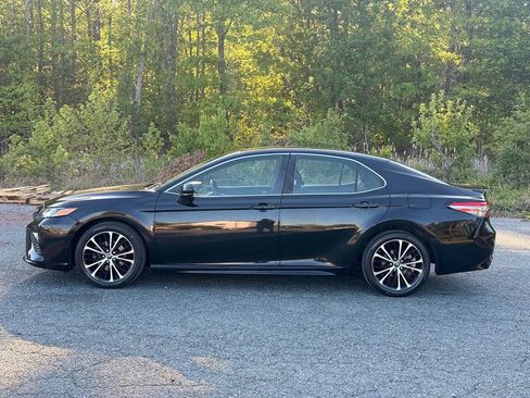 Used 2018 Toyota Camry SE FWD image 4