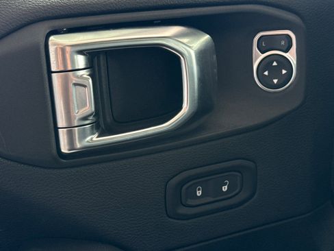 Used 2025 Jeep Wrangler Unlimited Sahara image 13