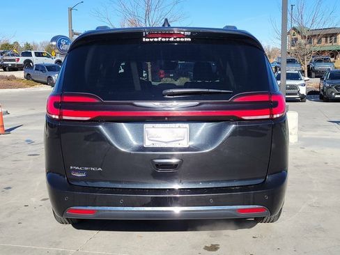 Used 2021 Chrysler Pacifica Touring-L image 11