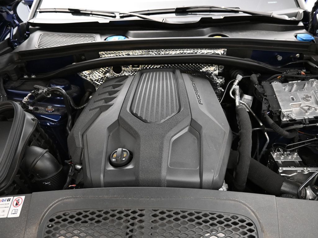 Certified 2024 Porsche Macan AWD/4WD image 20