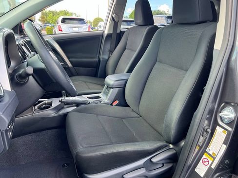 Used 2018 Toyota RAV4 LE FWD image 12