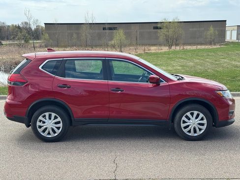 Used 2017 Nissan Rogue S AWD/4WD image 2