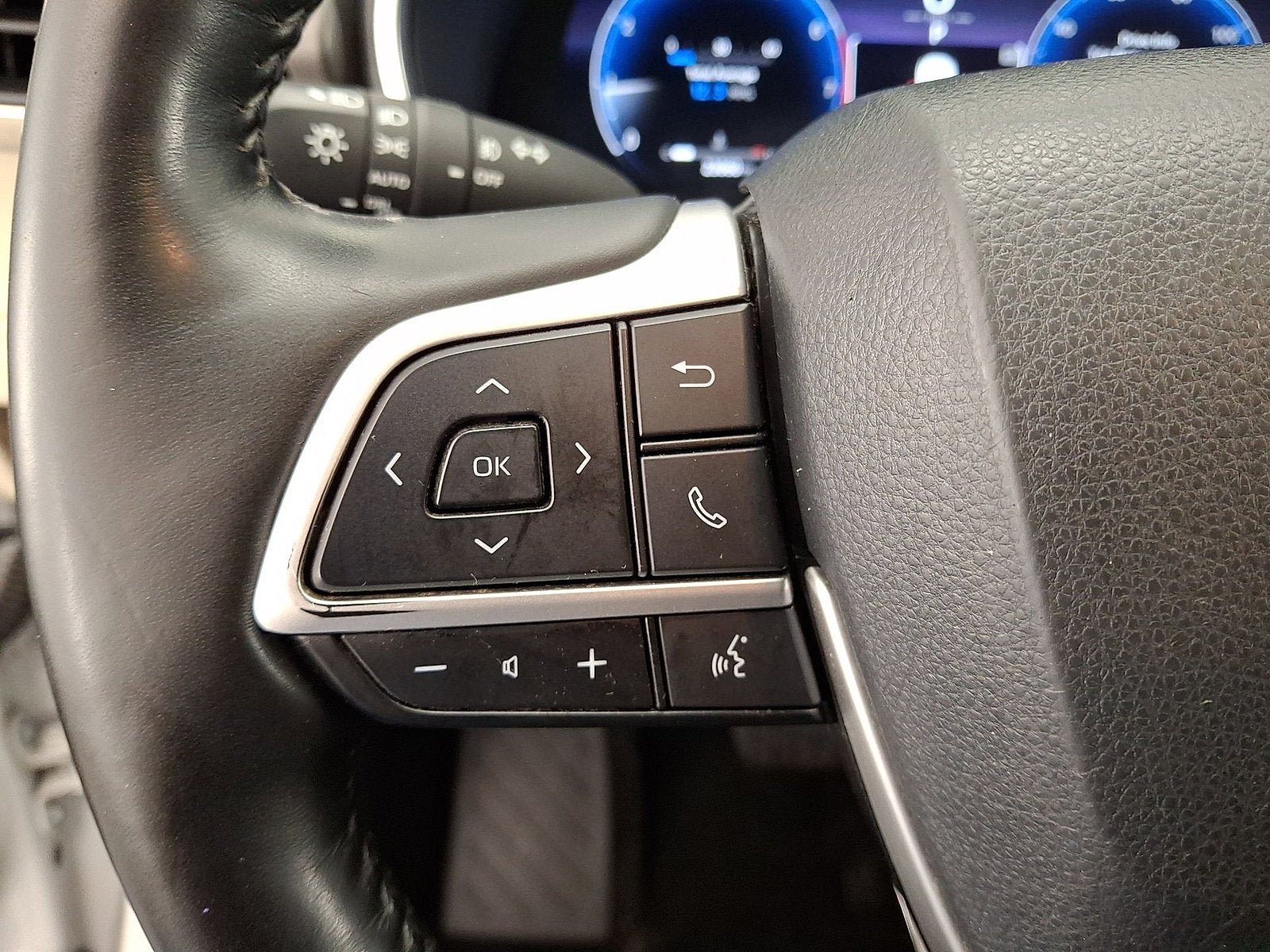 Used 2023 Toyota Highlander Limited AWD/4WD image 9