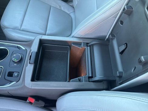 Used 2020 Chevrolet Traverse LT image 26