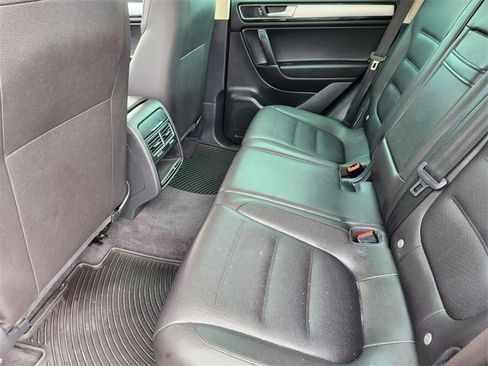 Used 2016 Volkswagen Touareg Sport image 30