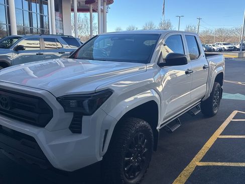 Used 2024 Toyota Tacoma SR image 11